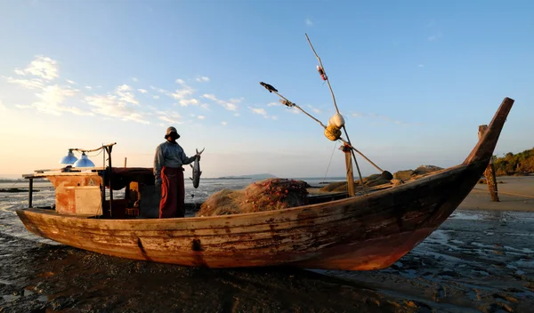 Pescatore malese mostra la sua cattura — Foto Stock