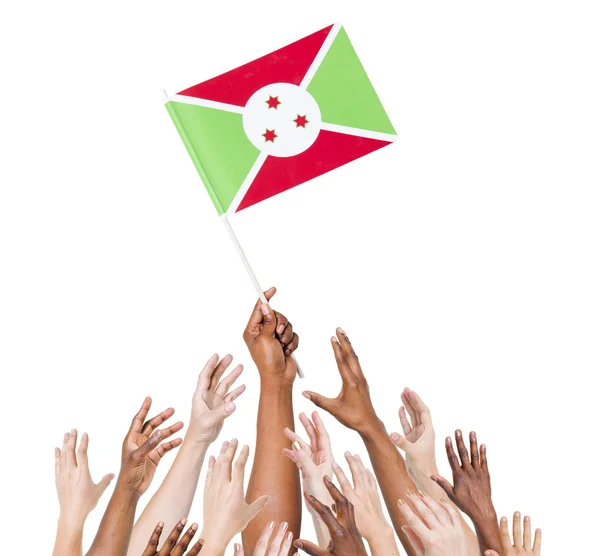 Az emberek holding burundi zászlaja — Stock Fotó