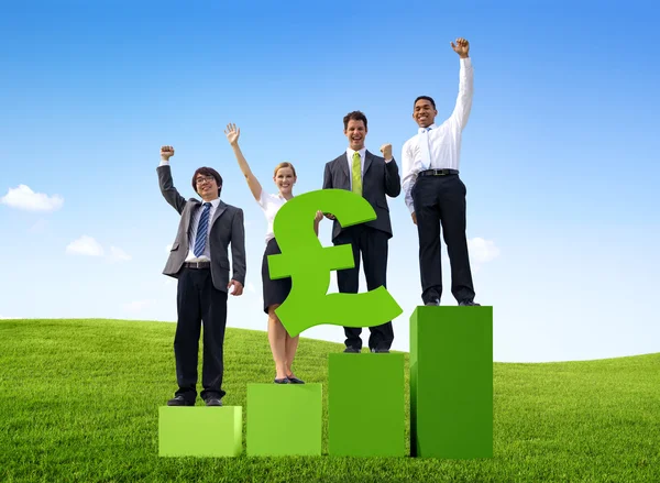 Üzleti emberek gazdaságban angol font — Stock Fotó