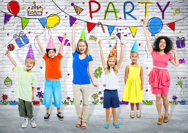 Děti tančí na narozeninovou párty — Stock fotografie