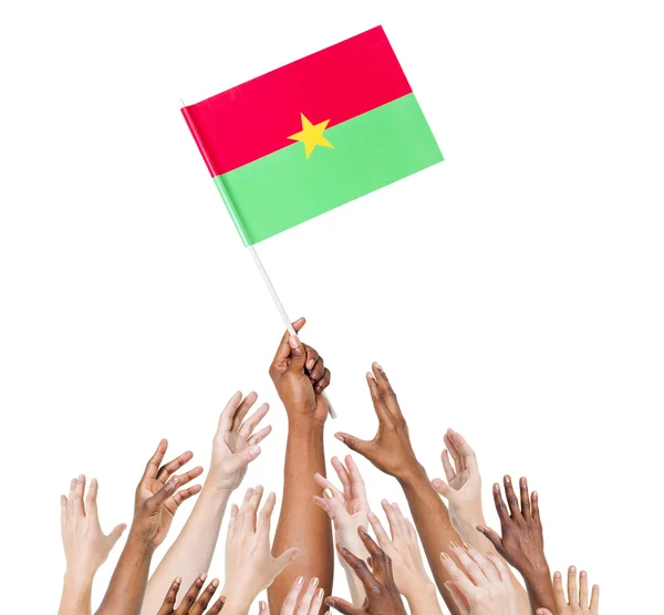 Pessoas segurando bandeira de Burkina Faso — Fotografia de Stock