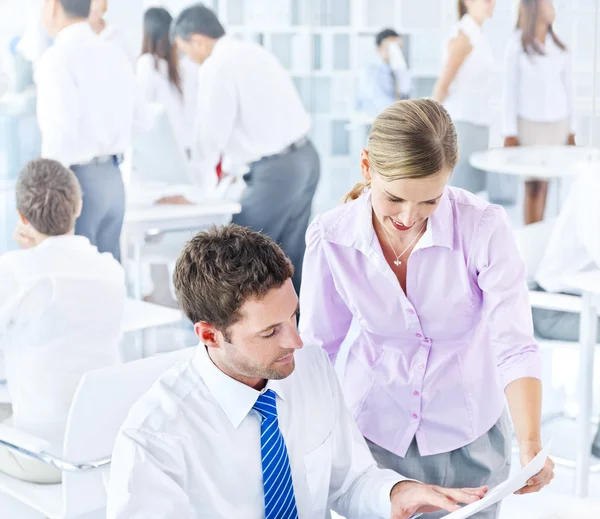 Geschäftsleute treffen sich im Büro — Stockfoto