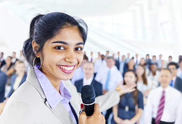 Zakelijke vrouw die lacht aan de voorzijde van de andere bedrijfspersoon — Stockfoto