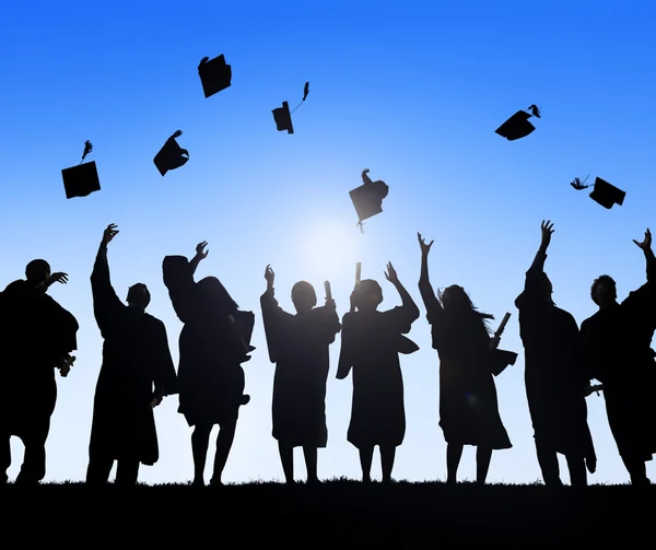 Estudantes celebrando a graduação — Fotografia de Stock