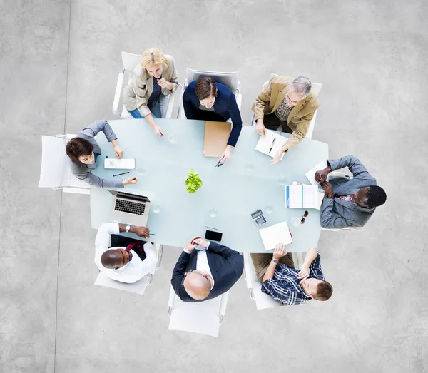 Mensen uit het bedrijfsleven rond conferentietafel — Stockfoto