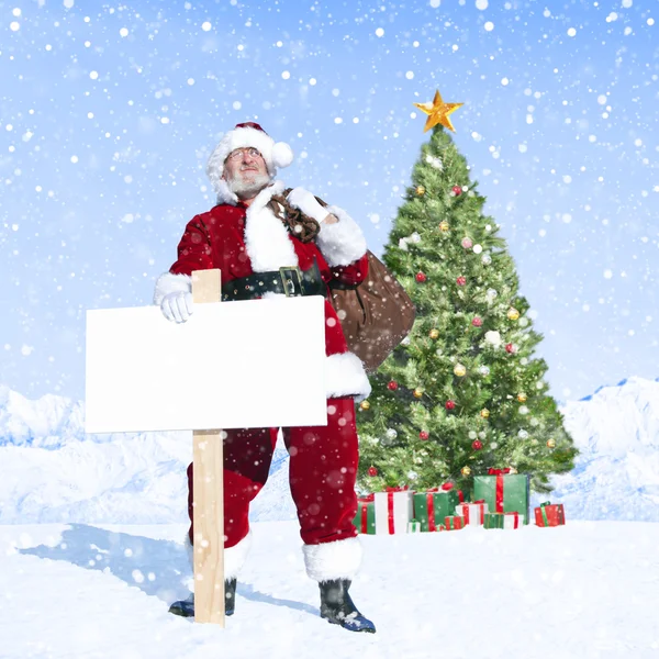 Санта Клаус держит мешок и плакат — стоковое фото