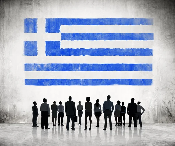 Patrząc na grecką banderą ludzi biznesu — Zdjęcie stockowe