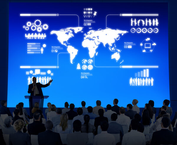 Инструктор по бизнесу читает лекции толпе бизнесменов
