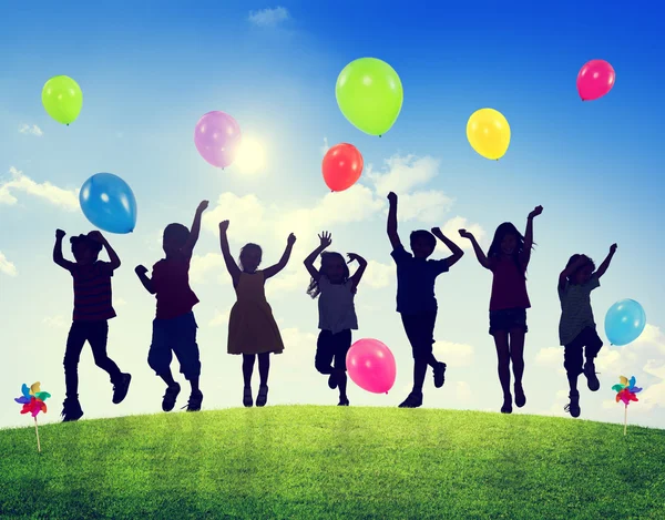 Kinder spielen gemeinsam mit Luftballons — Stockfoto