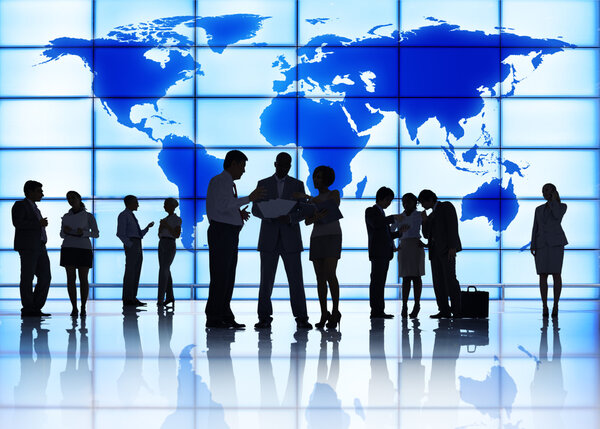 деловые люди и карта мира