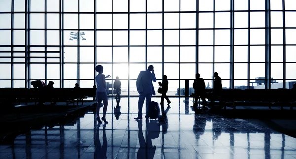 Zakelijke mensen wachten In een luchthaven — Stockfoto