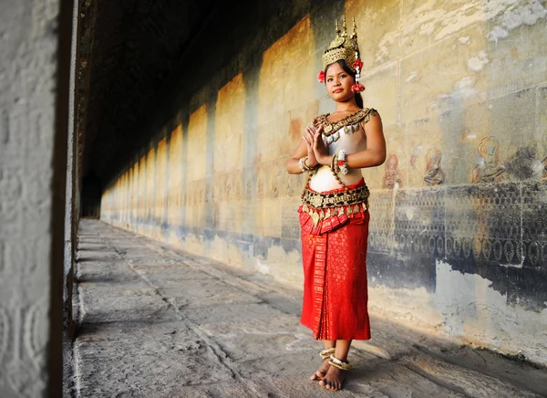 Kambodschanische Dame in traditioneller Tracht — Stockfoto