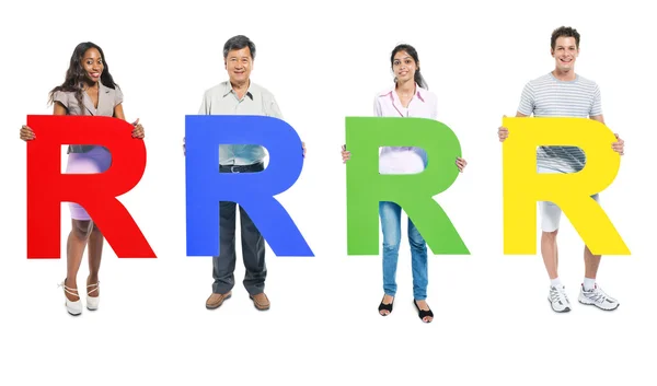 Pessoas segurando a letra 'R' — Fotografia de Stock