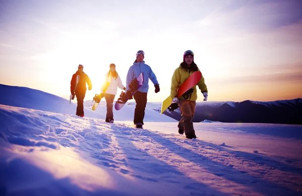Snowboarders bovenop de berg — Stockfoto