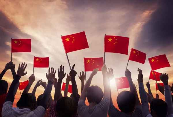 Az emberek holding Kína nemzeti zászlói — Stock Fotó