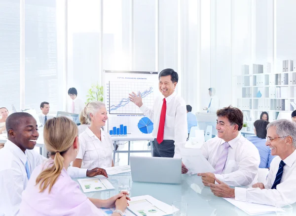 Zakenmensen ontmoeten elkaar in functie — Stockfoto