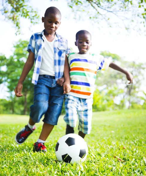 Děti hrají fotbal — Stock fotografie