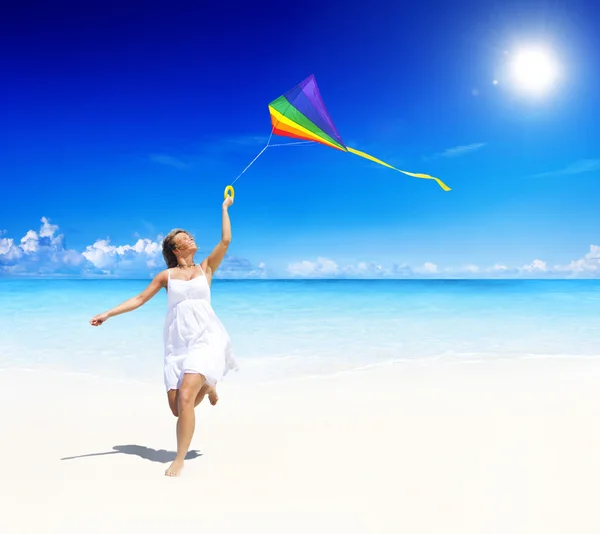 Woman relaxing on beach — Stock Photo, Image