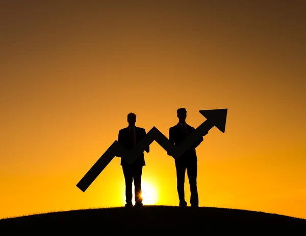 Ondernemers houden pijl verhogen — Stockfoto