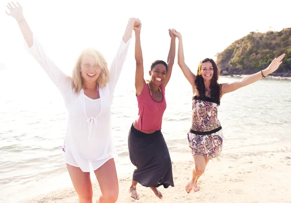 Femmes insouciantes profiter de la plage — Photo