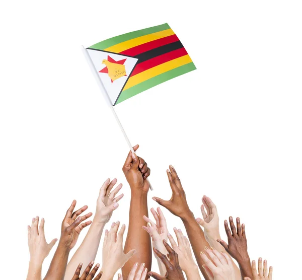 Personas multiétnicas con bandera de Zimbabue — Foto de Stock