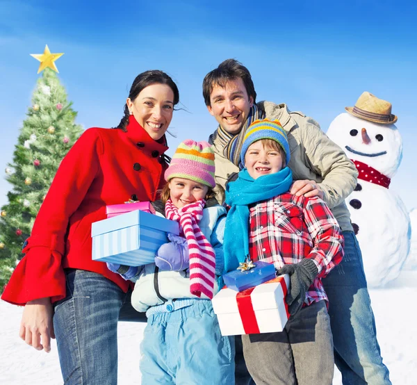 Family spending christmas in snow — Stock Photo, Image