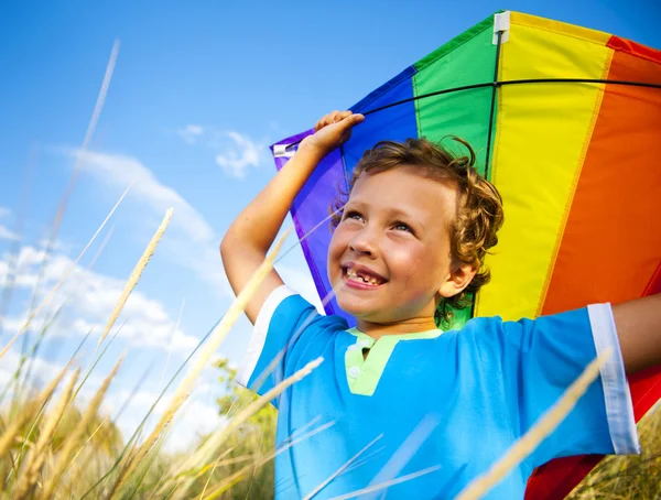 Ragazzo che gioca aquilone all'aperto — Foto Stock