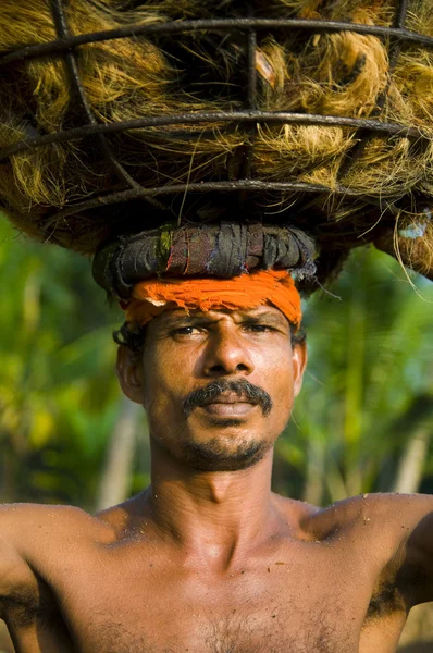 Manual labor worker carrying on head — Stock Photo, Image