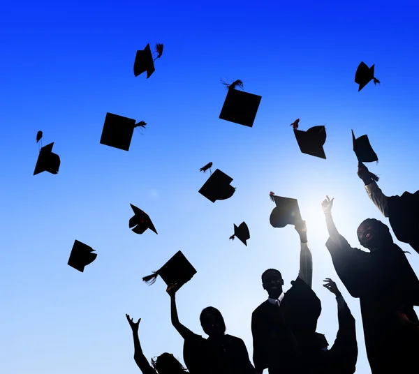 Studenti che celebrano la laurea — Foto Stock