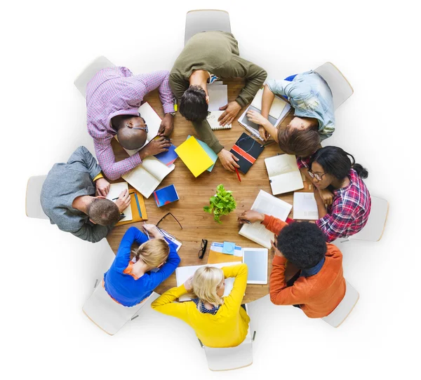 Moe studenten slapen op tafel — Stockfoto