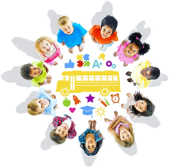 Grupa dzieci i koncepcja szkoły — Zdjęcie stockowe