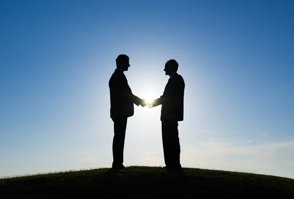 Geschäftsleute per Handschlag um Zustimmung gebeten — Stockfoto