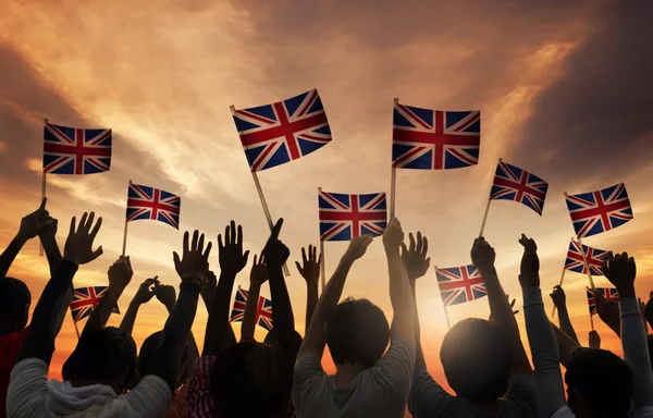 Az emberek holding nemzeti zászló, Egyesült Királyság — Stock Fotó