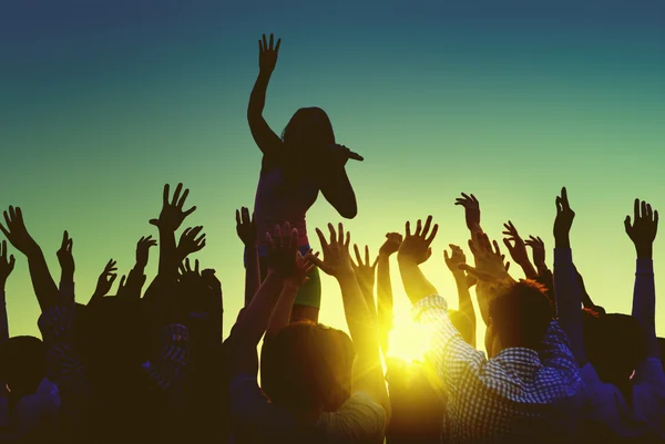 Gente en el festival de música al aire libre — Foto de Stock