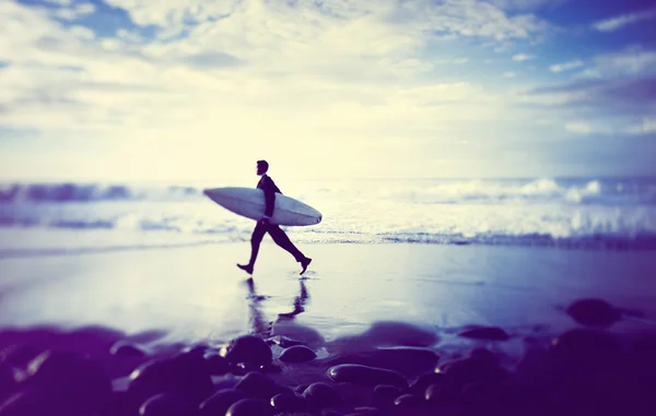 서핑 보드와 함께 해변으로 사업가 — 스톡 사진