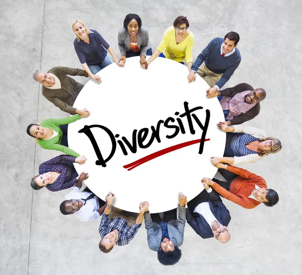 Diverse persone in cerchio — Foto Stock