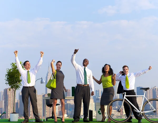 Gente verde de negocios celebrando —  Fotos de Stock