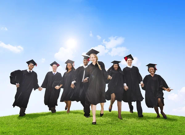 Estudiantes celebrando la graduación —  Fotos de Stock