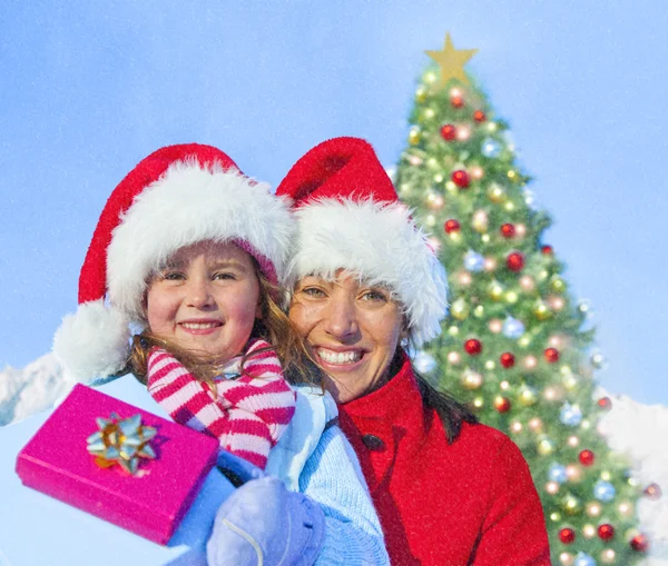 Anne ve kızı Noel zamanda — Stok fotoğraf