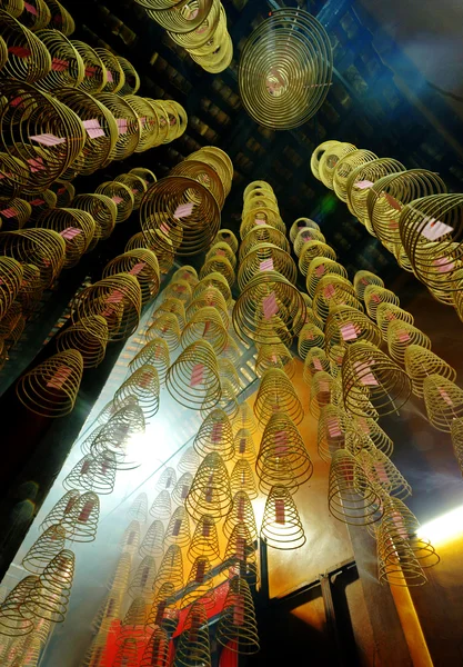 Rökelse spolar brinnande i kinesiskt tempel — Stockfoto