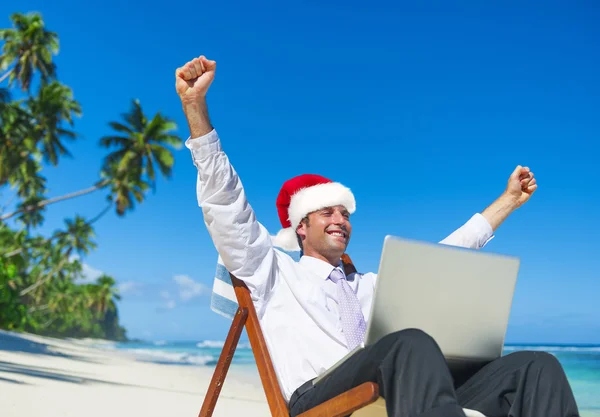 Empresário trabalhando na praia no Natal — Fotografia de Stock