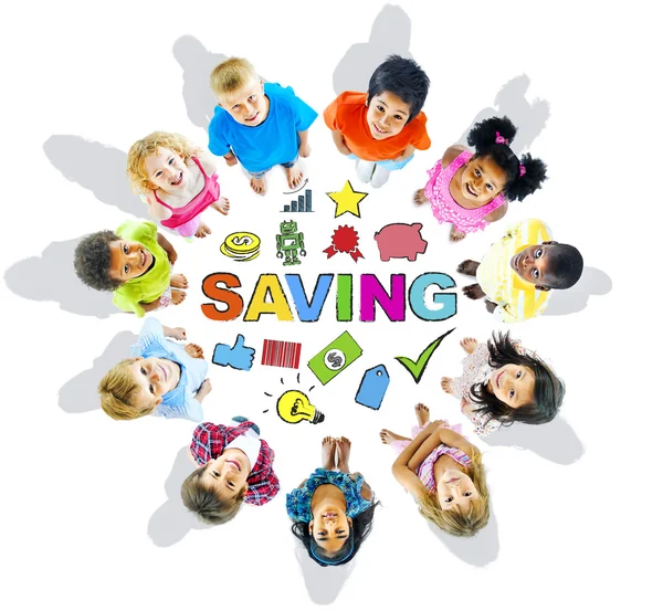 Groupe d'enfants et concept d'épargne — Photo