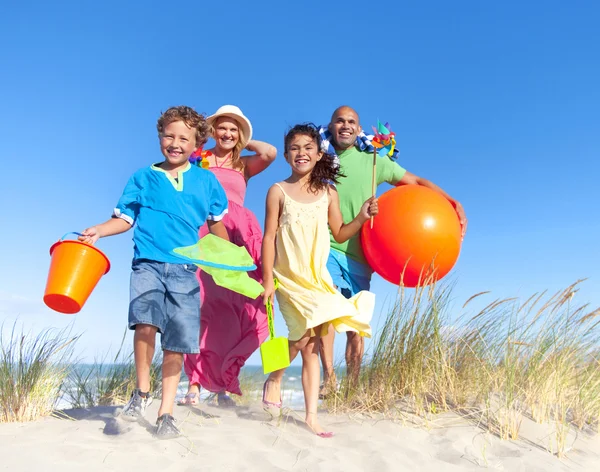 Familienbande am Strand — Stockfoto