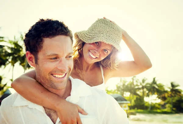 Couple relaxing on beach — Stock Photo, Image