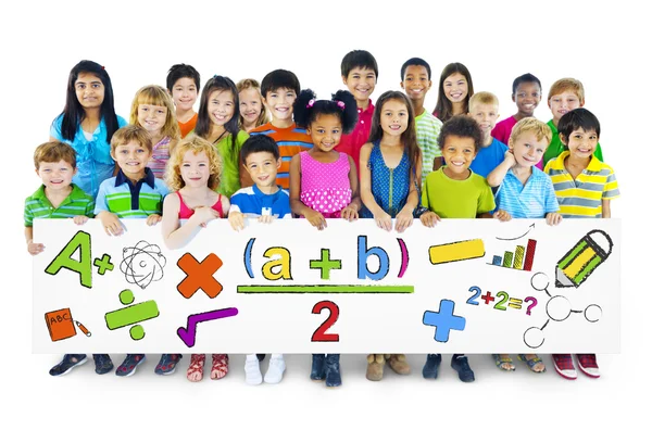 Zróżnicowane wesoły dzieci trzymając symbole matematyczne — Zdjęcie stockowe