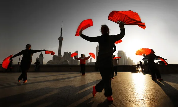 Dança tradicional chinesa com fãs — Fotografia de Stock