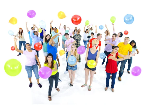 Groep van Diverse multi-etnische jonge mensen vieren met bal — Stockfoto