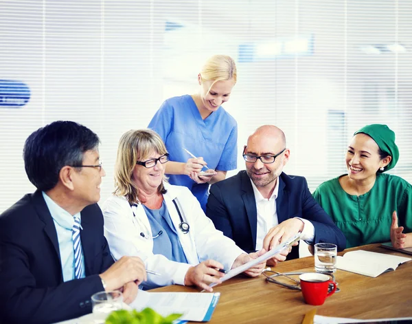 Gruppe von Allgemeinmedizinern trifft sich — Stockfoto