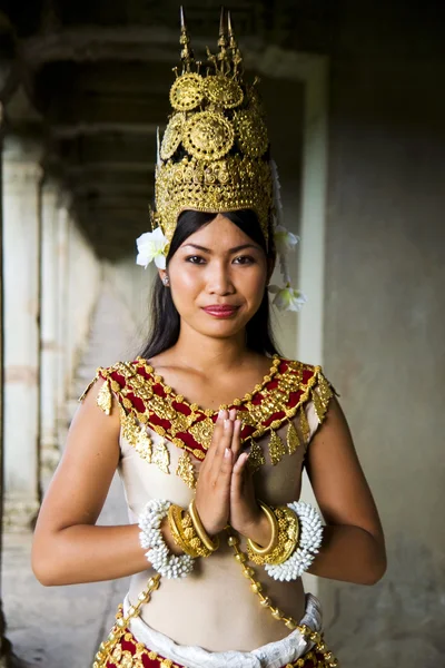 Kambodjanska kvinnliga dansare hälsning — Stockfoto