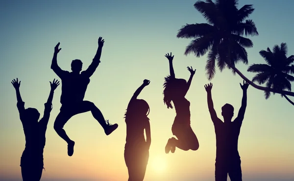 Jovens saltando com entusiasmo — Fotografia de Stock